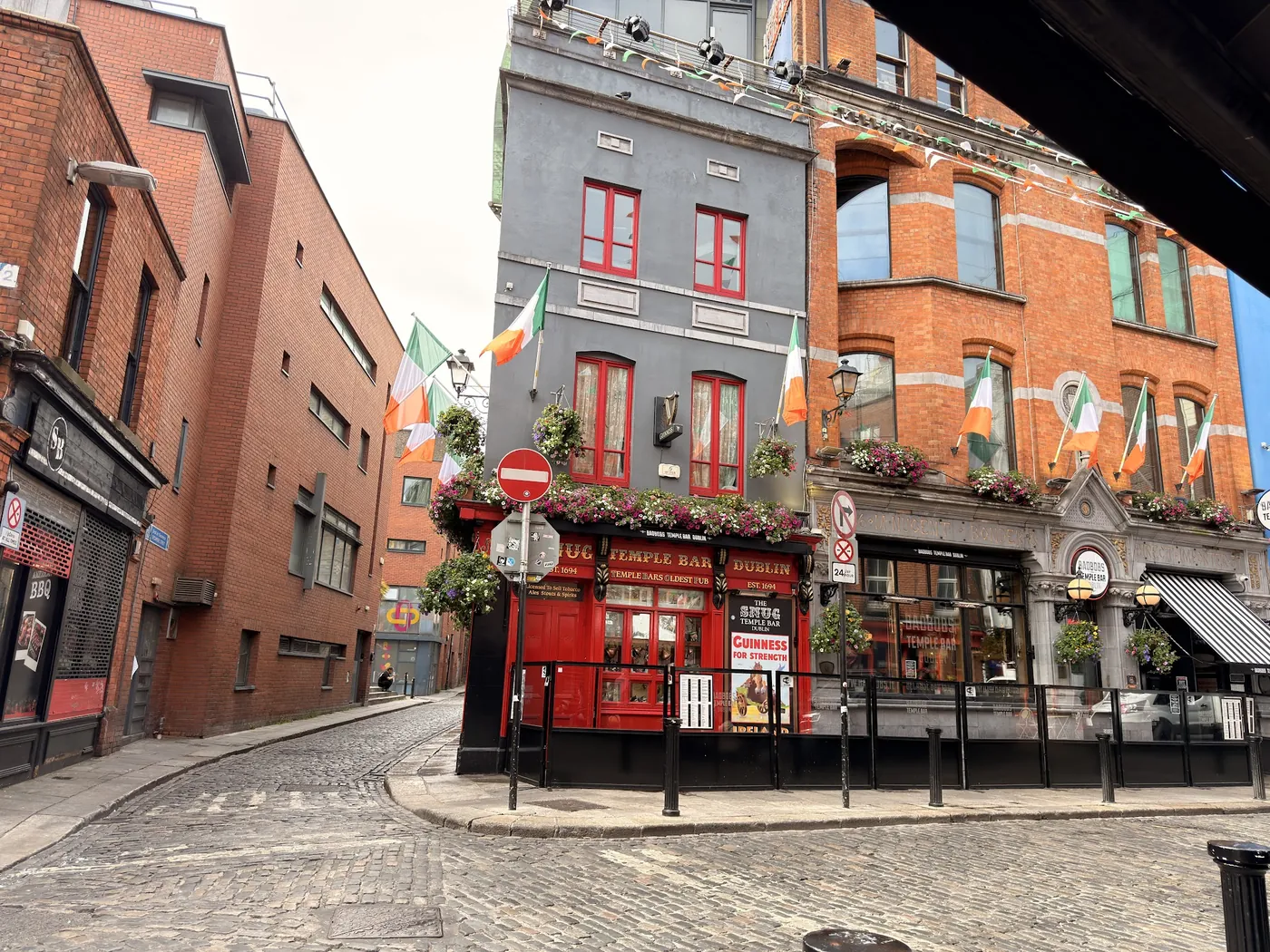 the outside tables, Essex Street waking up